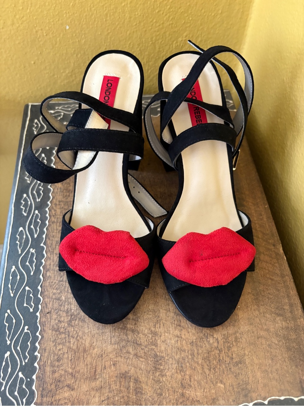 Women’s London Rebel Black heels / sandals with Red Lip Appliqué - size 6